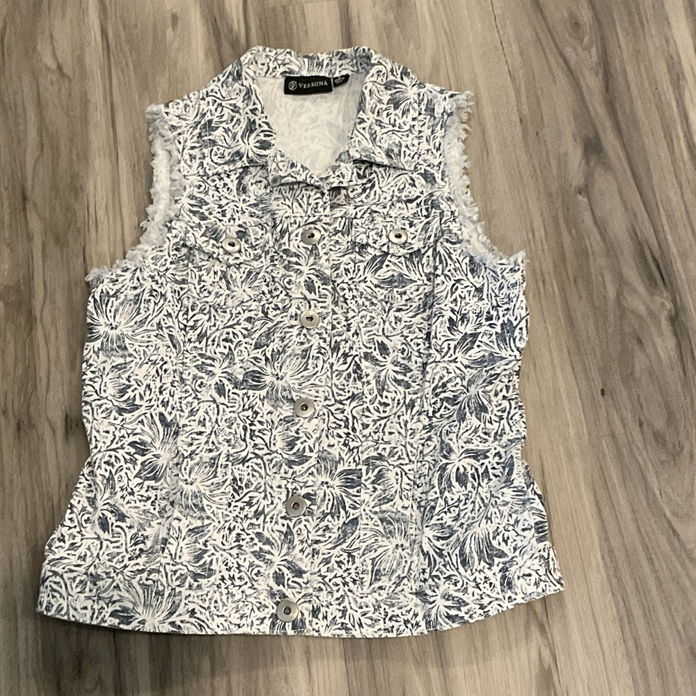 Blue & White Floral Fringe Vest – Country Chic / 90s Boho / Jean Jacket